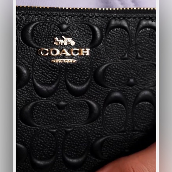 NEW Coach Boxed Corner Zip Wristlet In Signature Leather MSRP $148 Black Gold - Picture 4 of 6